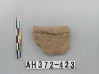 藏品(灰褐色粗砂陶口緣)的圖片